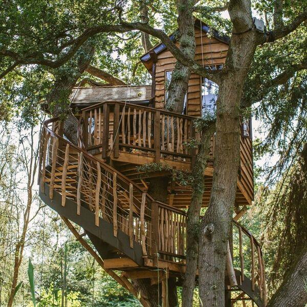 Gracious treehouse by Treetop Co. Gracious treehouse by Treetop Co.