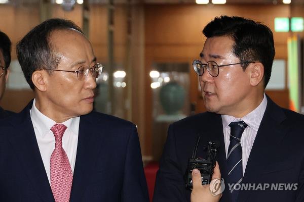 In this file photo, Choo Kyung-ho (L), floor leader of the ruling People Power Party, and his main opposition Democratic Party counterpart, Park Chan-dae, speak during a briefing at the National Assembly in Seoul on Sept. 9, 2024. (Yonhap)