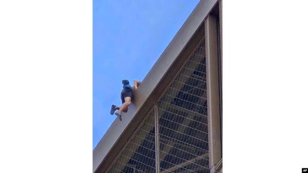 在这张由尼基·沃洛克提供的照片中，一名男子在2024年夏季奥运会期间攀登埃菲尔铁塔，2024年8月11日，法国巴黎。